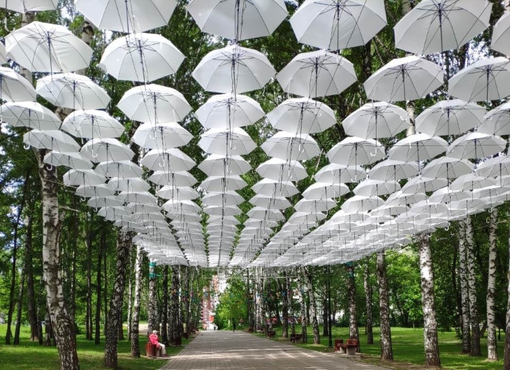 В Перми появился арт-объект из двухсот белых зонтов