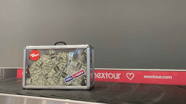 В пермском аэропорту заметили набитый долларами чемодан «Орел и решка»
