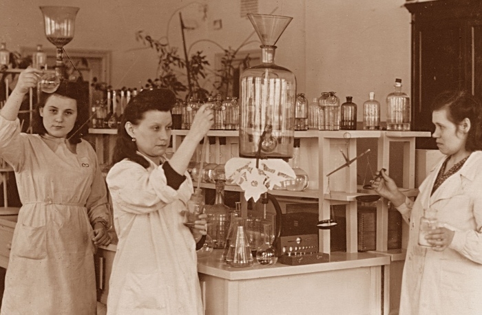 В лаборатории Большекамского водозабора 1950-е гг.