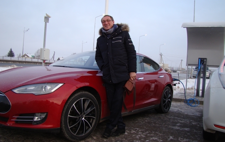 Машиной без двигателя оказался электрокар Tesla , а ее владелец – Николай Шаврин.