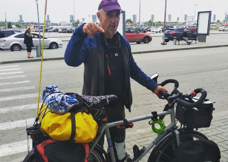На этой неделе в Пермь прибыл известный 60-летний французский путешественник-велосипедист Люк Коминнод
