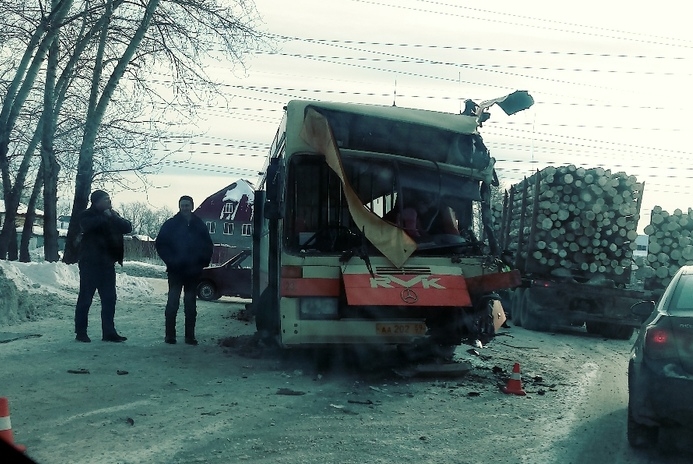 В Краснокамске автобус столкнулся с лесовозом