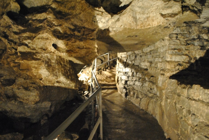 Специалисты помыли Кунгурскую пещеру