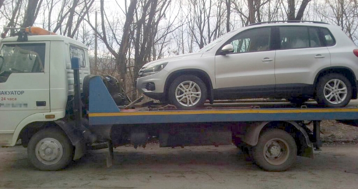 В Перми владелец автомобиля Volkswagen Tiguan оказал приставам сопротивление при попытке забрать машину. 