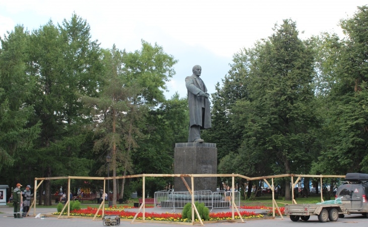 10-метровый памятник создал скульптор Георгий Нерода в 1954 году