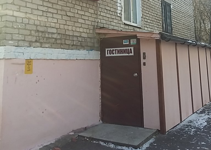 Другая гостиница с нарушениями расположена в подвале здания на ул. Луначарского, 130.