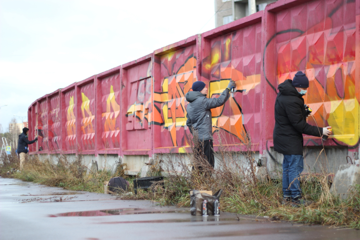 В Закамске появилось огромное стометровое граффити на заборе
