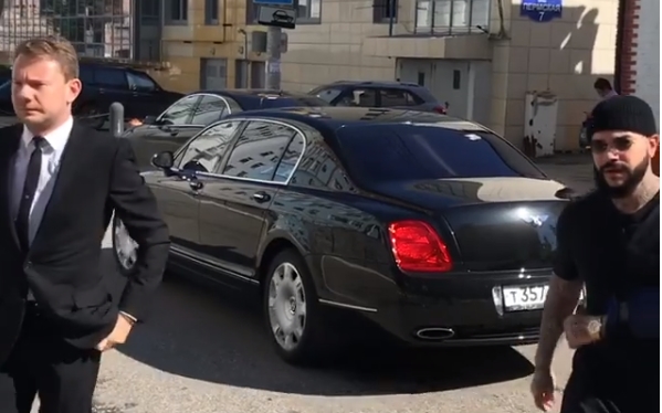 Андрей Ширман приехал в суд на автомобиле Bentley в сопровождении своего друга Тимати
