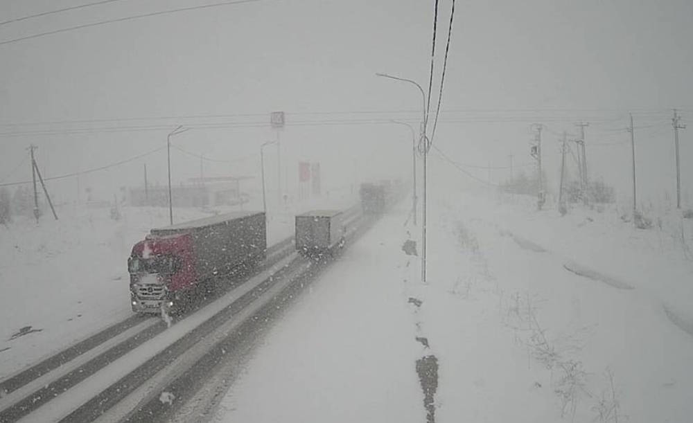 Сильный снегопад затруднил движение на трассе Пермь - Екатеринбург
