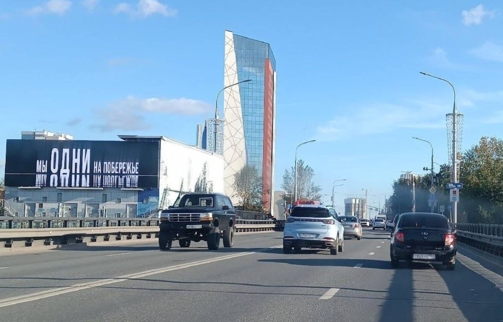 Власти Перми объяснили появление большого медиафасада у Коммунального моста