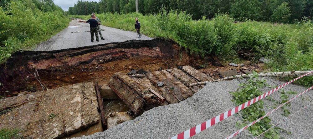 В Кизеловском округе размыло дороги и рухнул мост