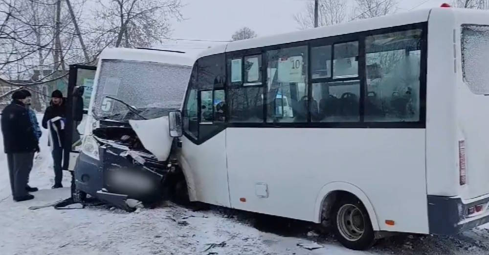 В результате лобового столкновения автобусов в Лысьве пострадали 9 человек