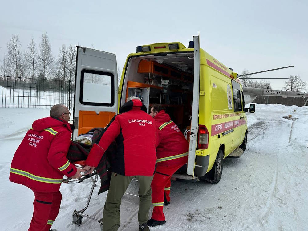 Выжившего туриста на вертолете перевезли в больницу Перми 