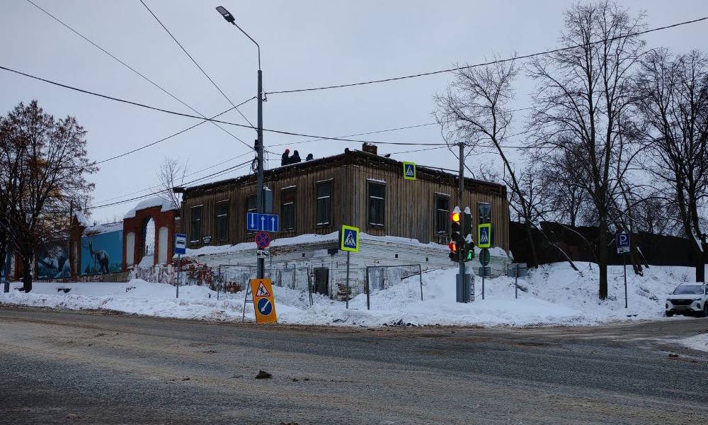 В Перми началась разборка двухэтажного здания в квартале старого зоопарка