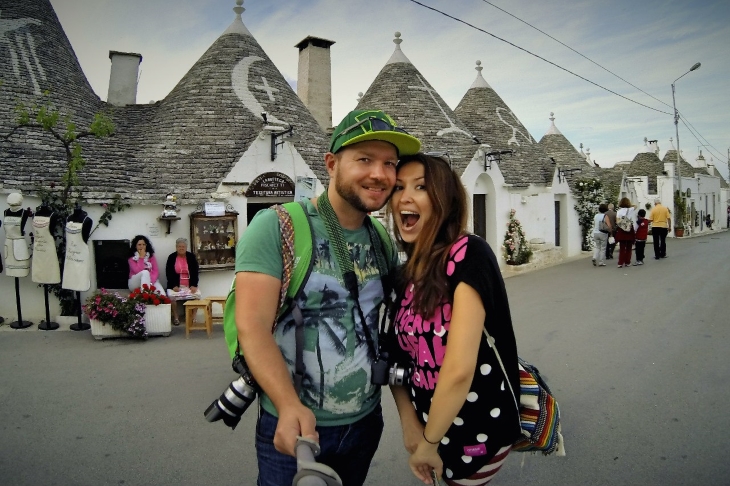 Денис Мельников  и Анастасия  Попова - обычные пермские туристы, которые колесят по миру, снимая видеосюжеты о своих поездках.
