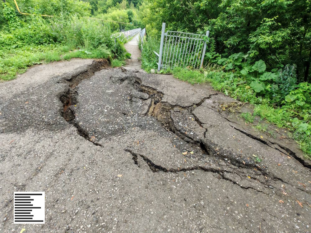 Около пешеходного моста на Разгуляе произошла деформация грунта